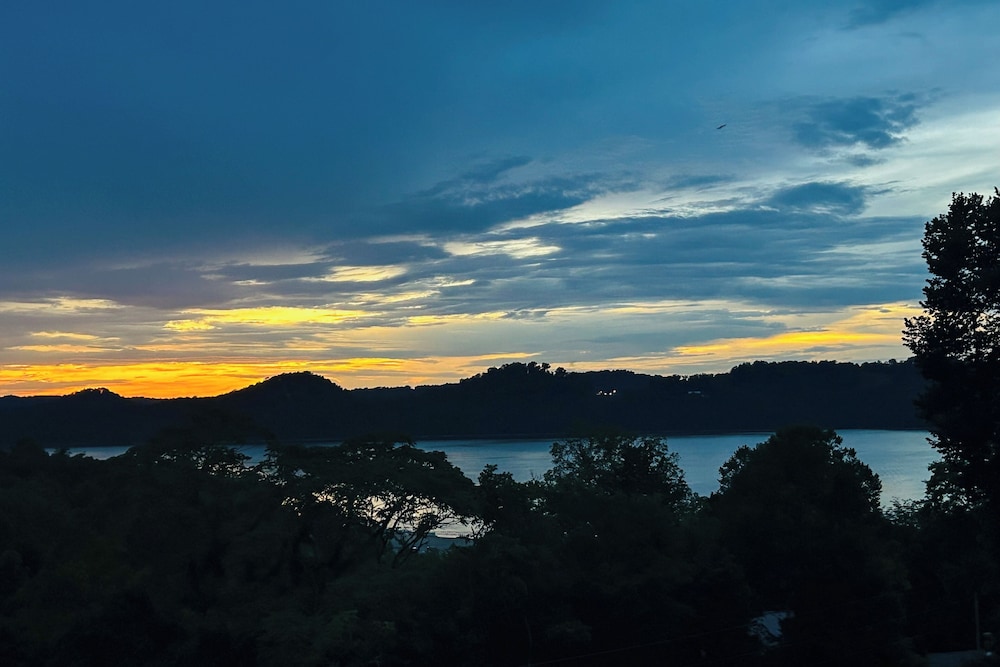 Walk to Marina: Center Hill Lake Family Home