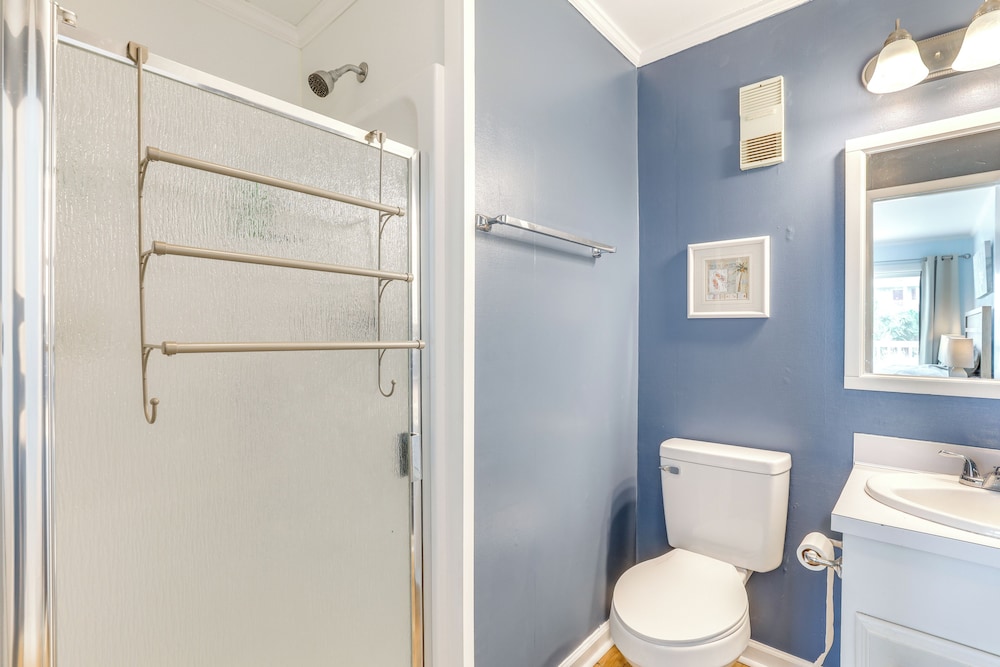 1 Mi to Barefoot Landing: Condo w/ Pool Access!