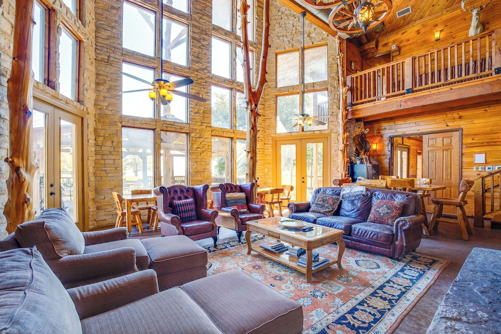 Group Getaway! Multi-level Lodge on Lake Tawakoni