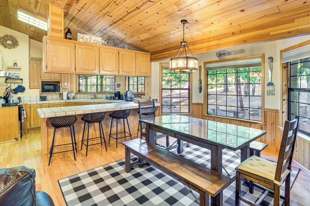 Fire Pit, Gazebo & Grill: Family Cabin in Arnold!