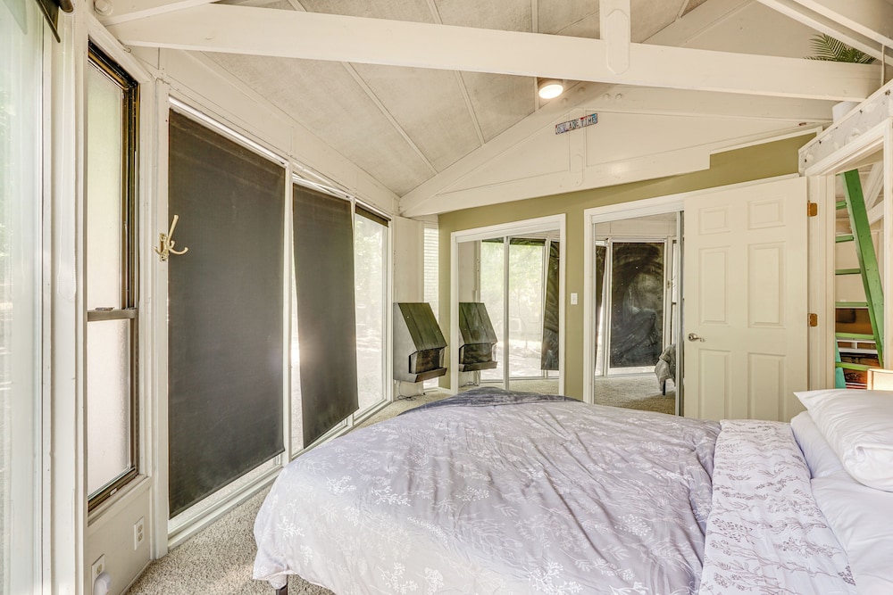 Unique Treehouse Hideaway Near Lake of the Ozarks