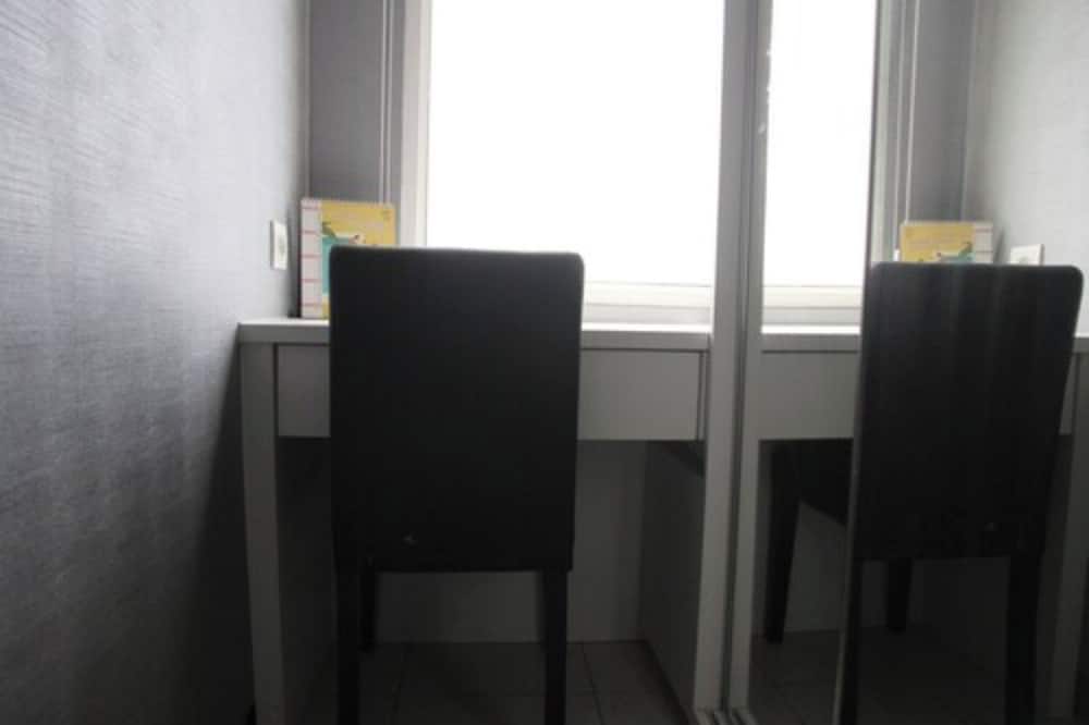 Modern and Comfortable Studio Apartment Springlake Summarecon near Summarecon, เบคาซี - 20