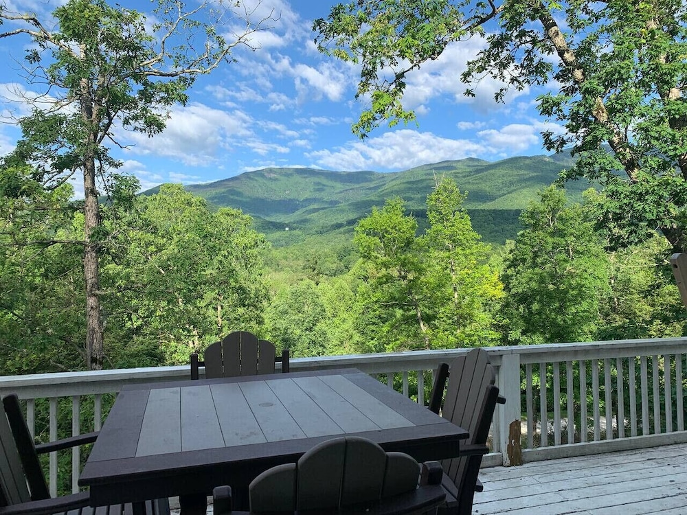 Spectacular 4BR Mountain Home Sleeps 12