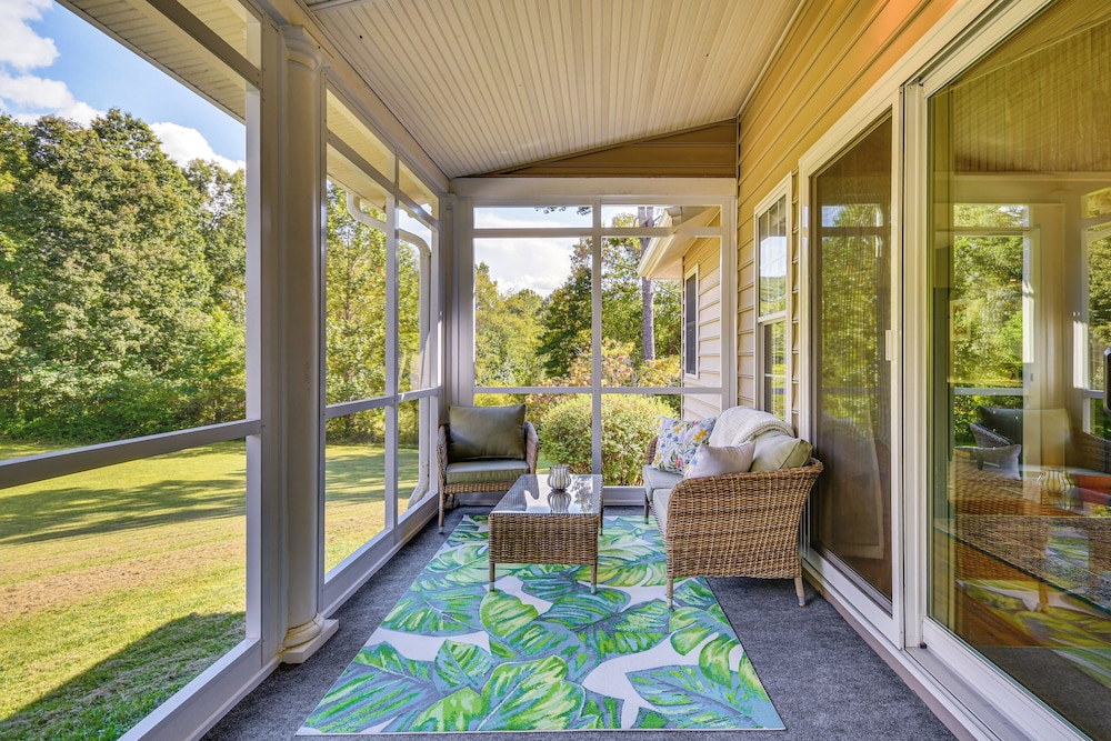 Mtn Views, Deck, Porches & Patio: Asheville Escape