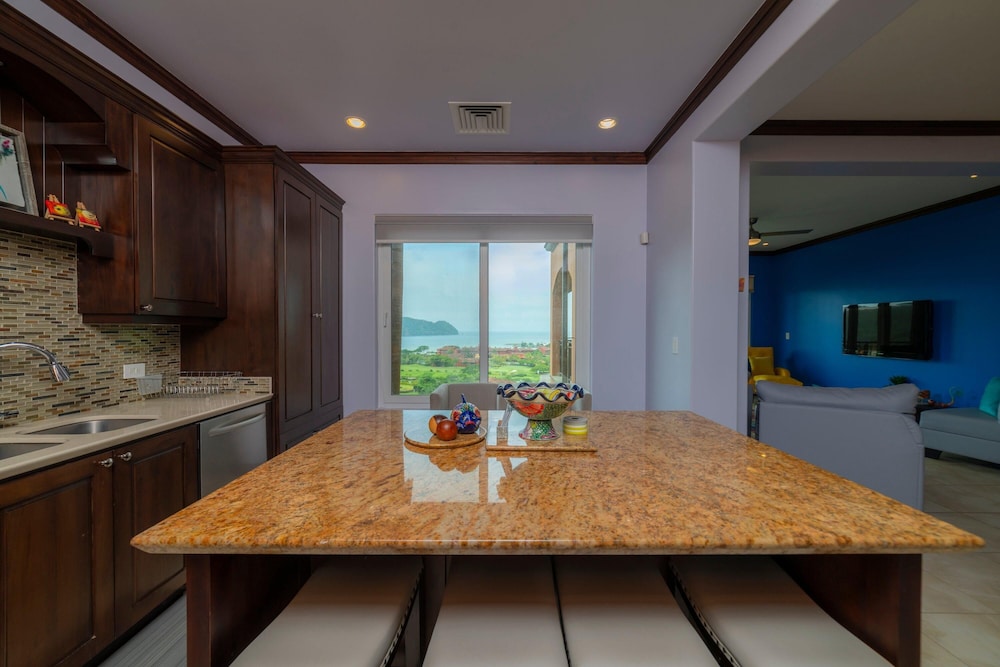 Altavista 4C 3 bdr 3 Bath Ocean View