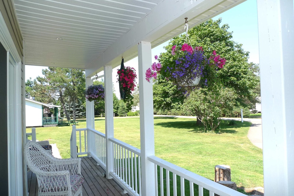 Cavendish Breeze Inn