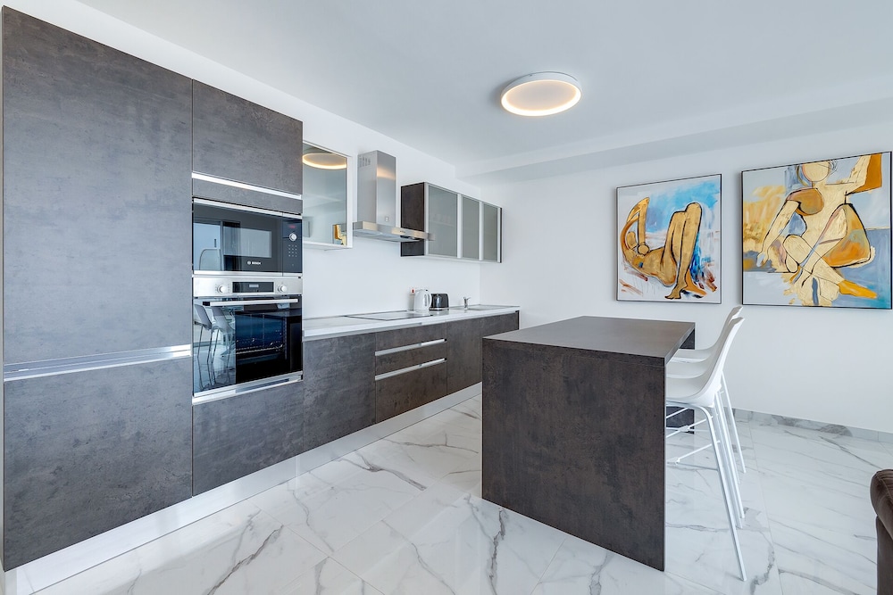 Fabulous Penthouse Close to St George's Bay view 5