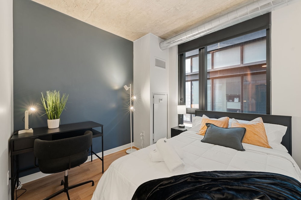 Luxury 3 Bed 3 Bath High Rise With Gym Amenities