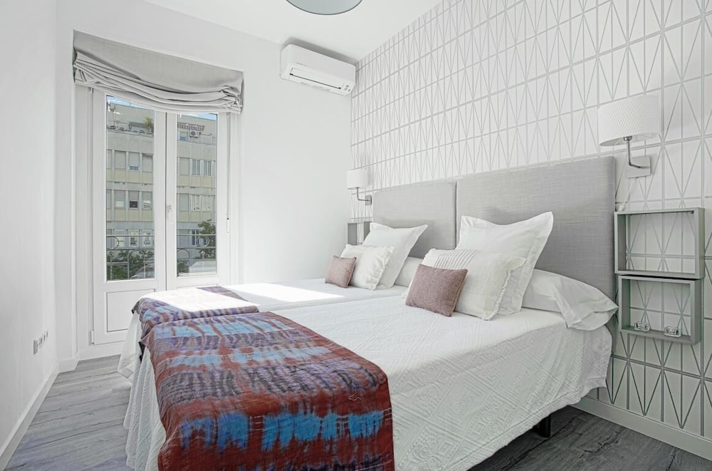 The Best Location, 8pax, 3BD & 2Bth, Reina Sofia II view 4