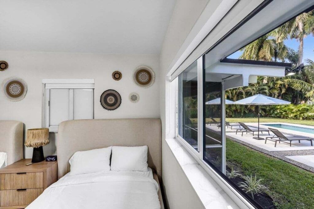 4br Biscayne River Home: Pool & Pickleball Fun 4 Bedroom Home