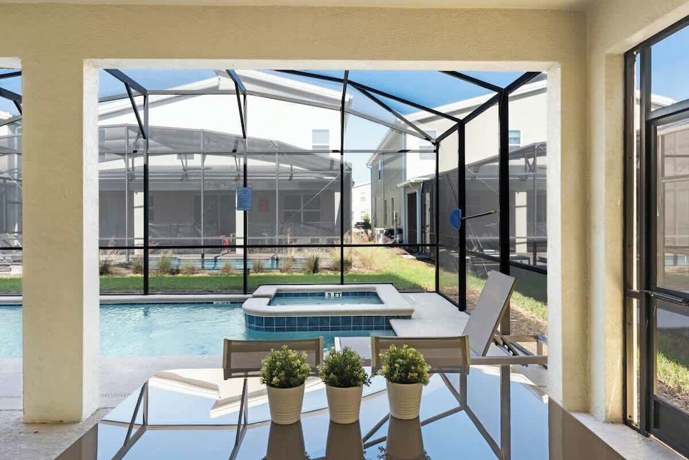 Sophisticated 6BR at Storey Lake