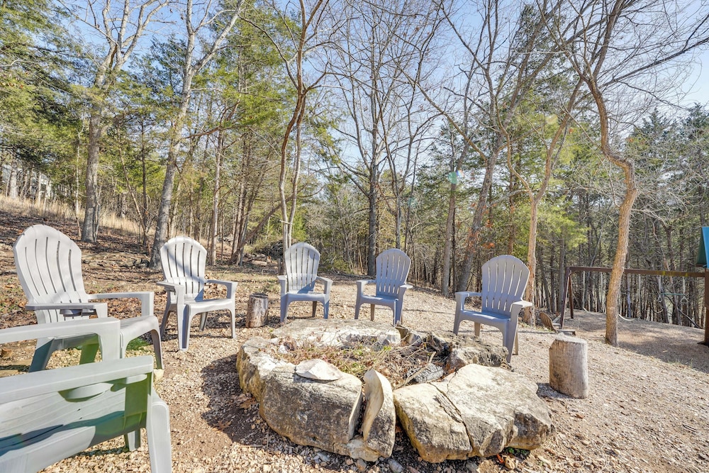 Cozy Table Rock Lake 'boathouse' w/ Pool Access