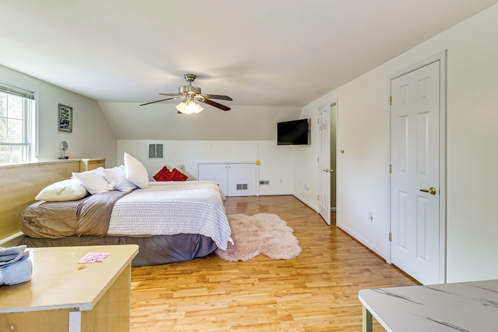Walk to Lake & Boat Ramp: Central Gem in Annapolis, photo 10