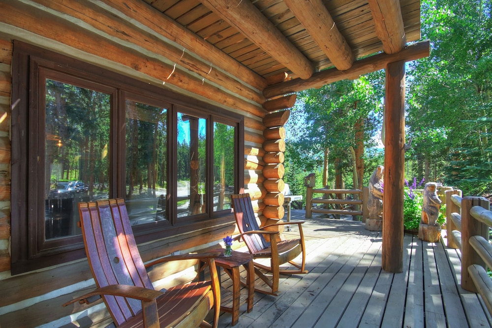 Bear Lodge 6 Bedroom Home by RedAwning