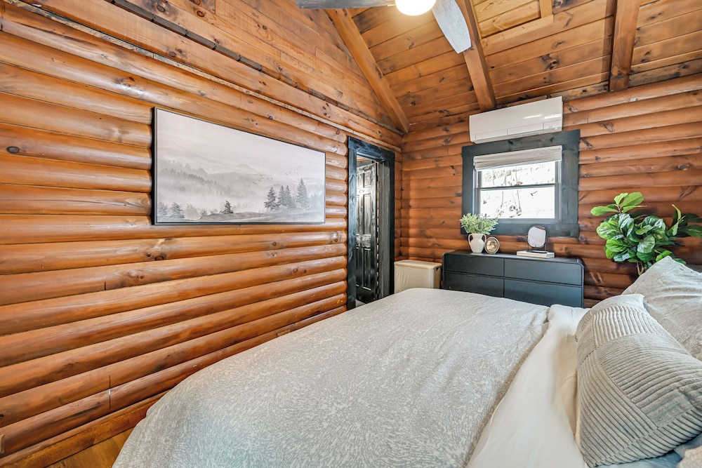 Peaceful Cabin w/ Hot Tub in Dundee: Dogs Welcome