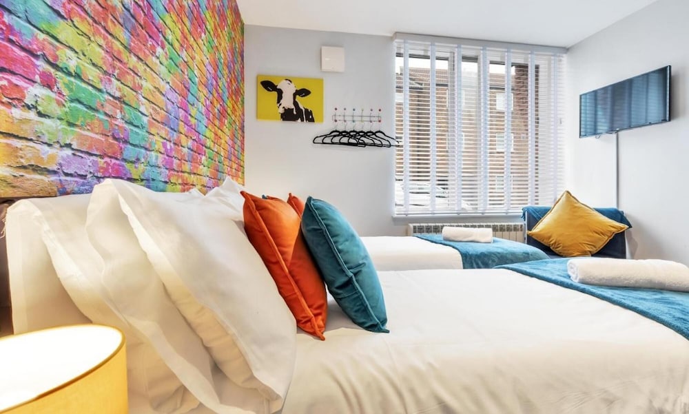 Rainbow Studio - Spacious City Centre - Close to sea - Sleeps 1 to 3 Guests