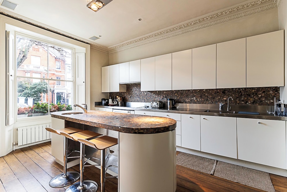 London Luxe Retreat: 5-bed Gem