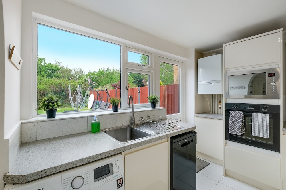 Elegant 5 Bed Home with Garden- Slough