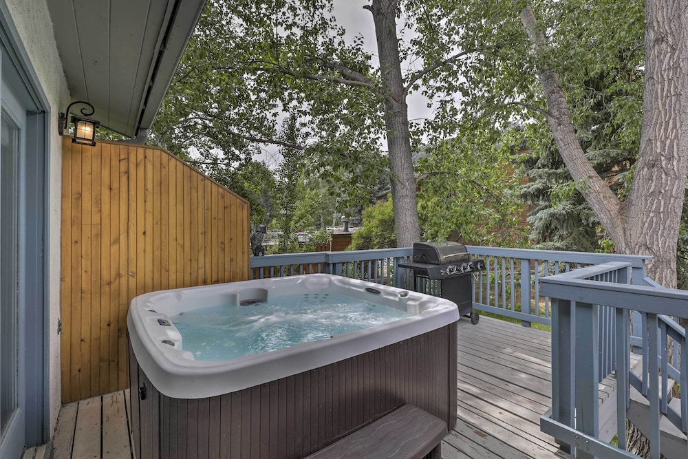 Modern Mountain Escape on Golf Course w/ Hot Tub! - Property Image 6
