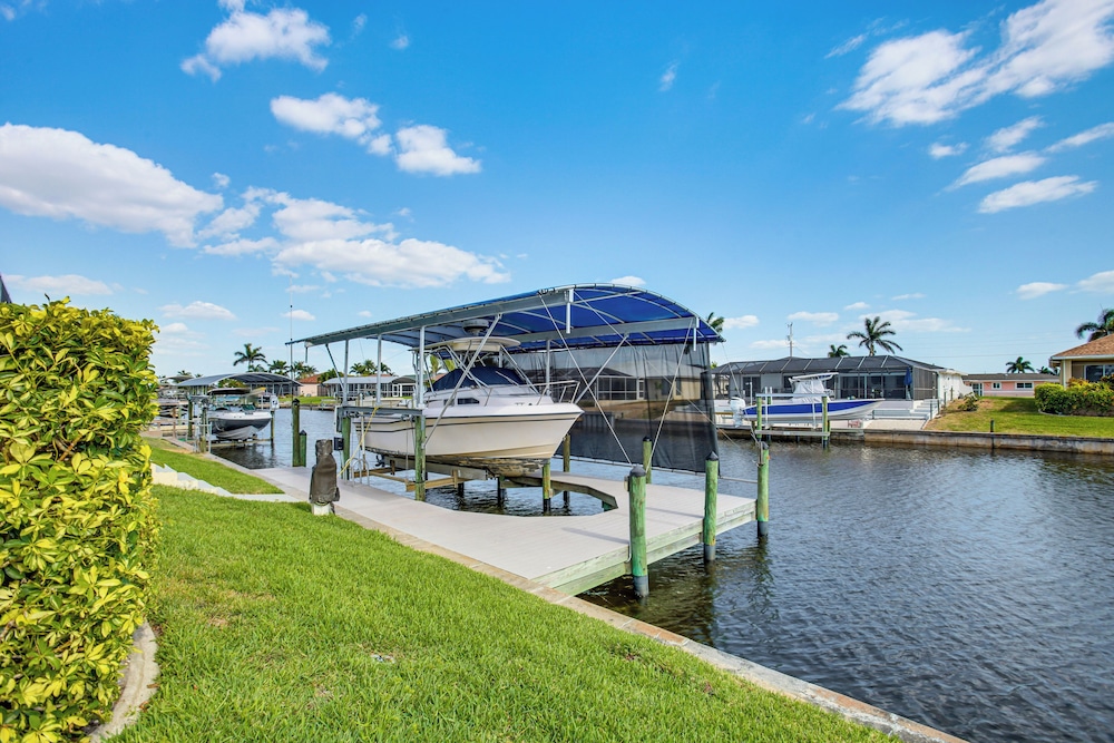 Dock & Outdoor Kitchen: Waterfront Cape Coral Home