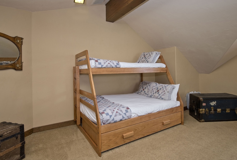 Alpine Creek #6 4 Bedroom Home by RedAwning