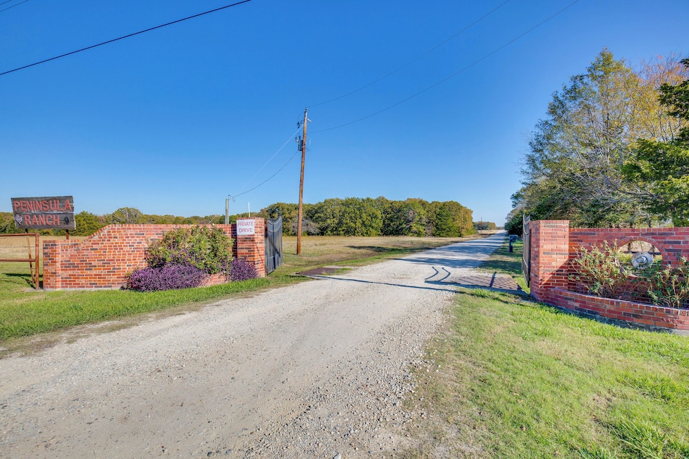 Indoor Pool & Boat Ramp: Lake Tawakoni Group Gem