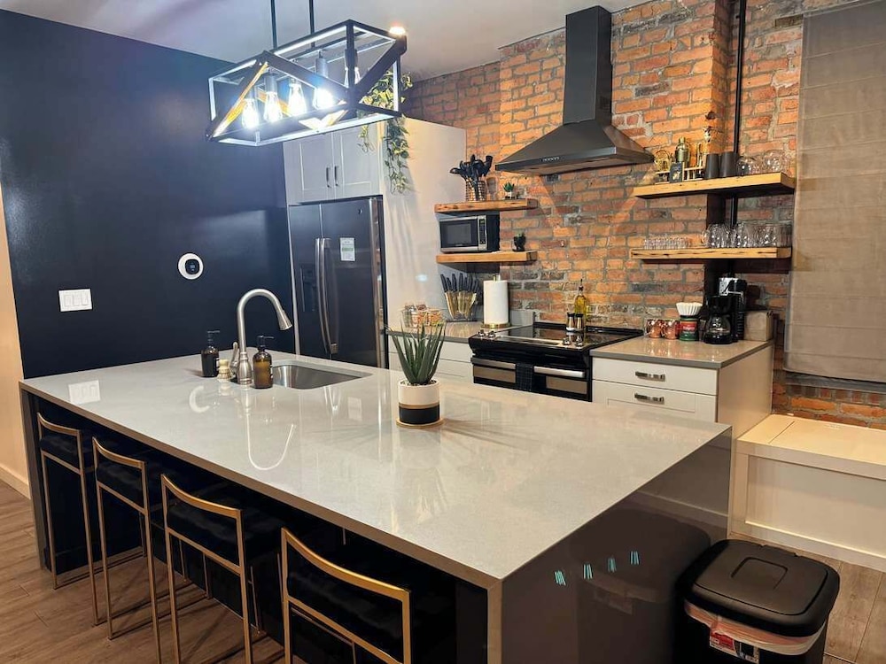 Jungle House Downtown Columbus – Modern Boutique Suites