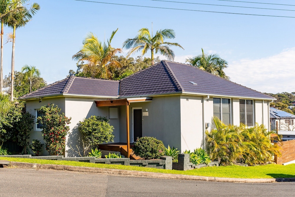 Idyllic 4-bed Home With Alfresco Area Near Beach