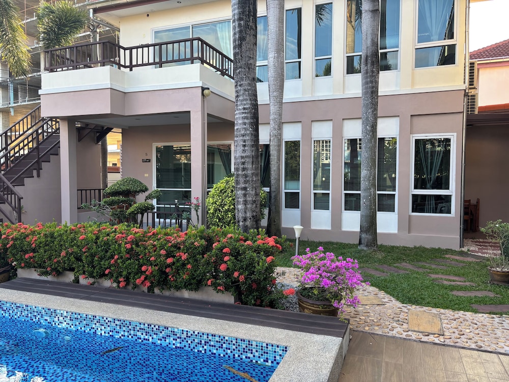 khun mai villa