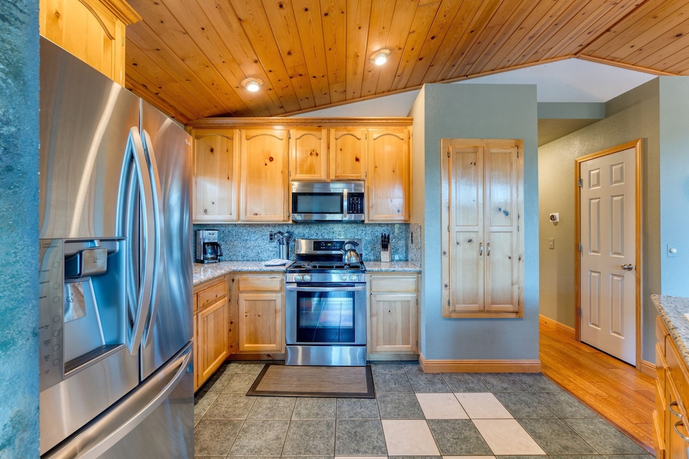 Golden Summit by Avantstay Stunning Secluded Cabin w Access to Tahoe Donner