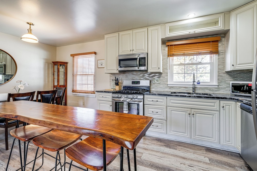 Commute to Alexandria & DC: Home w/ Shared Yard