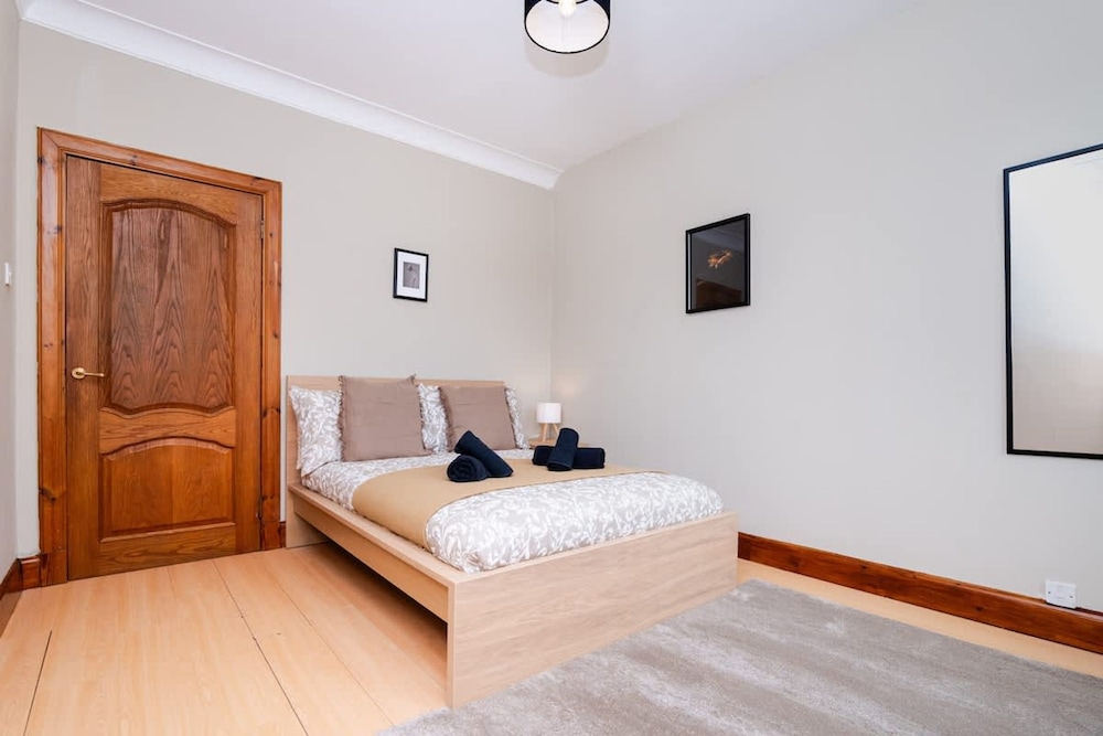 2bed Upper Cottage Flat-on Street Parking