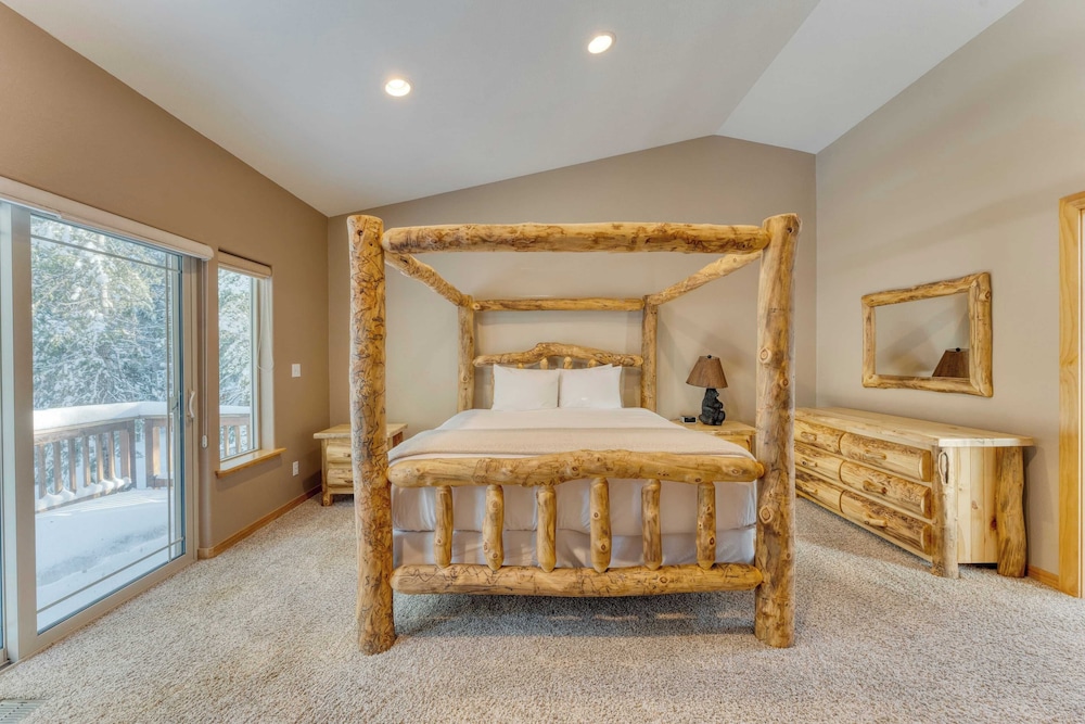 Cherry Hills Spacious Tahoe Cabin With Deck, Fireplace & Open Interiors