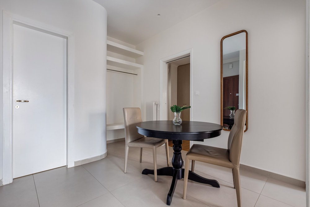 Attica - Captivating 2-Bedroom Apt & Balcony in Athens