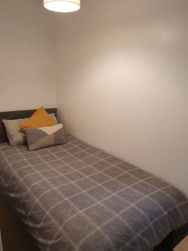 Immaculate 2-bed Apartment in Leigh view 2