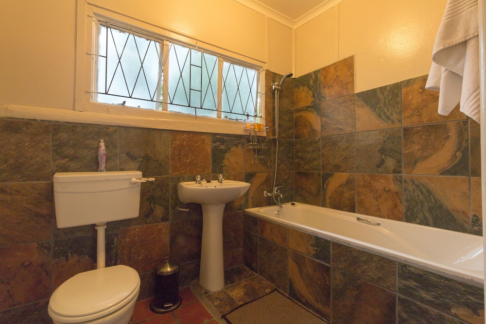 Inyathi Guest Lodge & Self Catering Chalets
