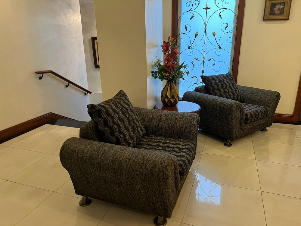 Townhouse OAK Makati Manila Near PNR Pasay Evangelista formerly VIP Suites