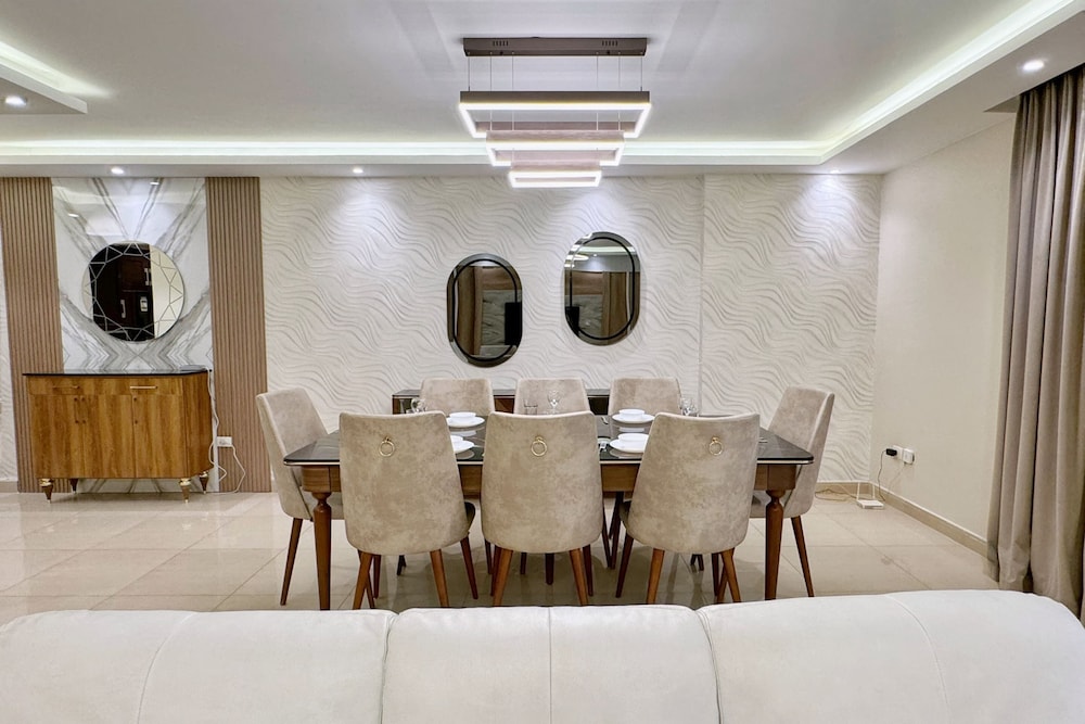 Calm & Classy 2BR - 5 min to Airport