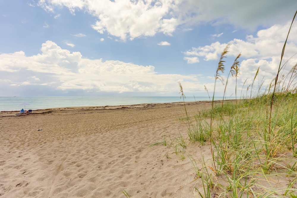 Idyllic Fort Pierce Retreat - Walk to Beach!