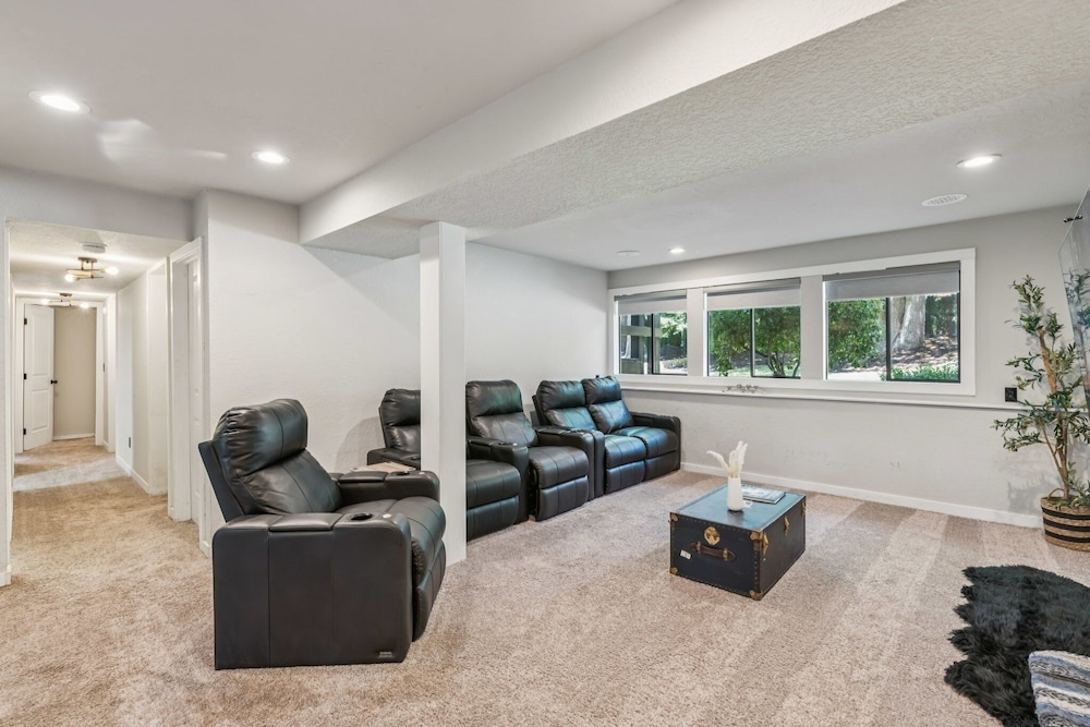 Modern Forest Escape Near Hikes & Lake 6 Bedroom Home