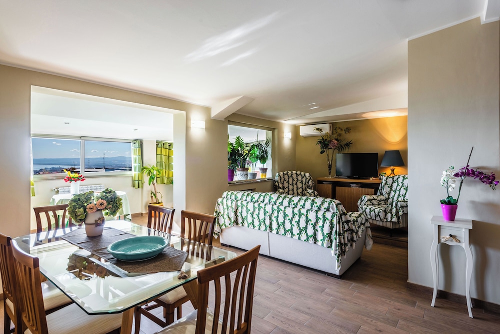 Golden Park Apartment with Terrace