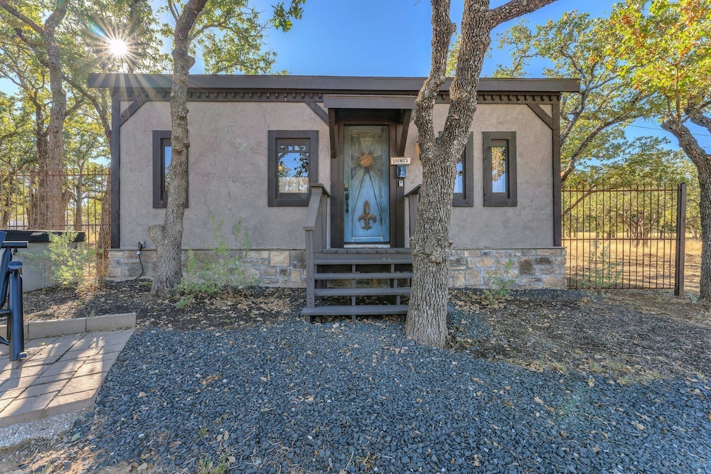 The Vines Retreat, Hot-tubs, Game Room, 10-mins to Downtown!