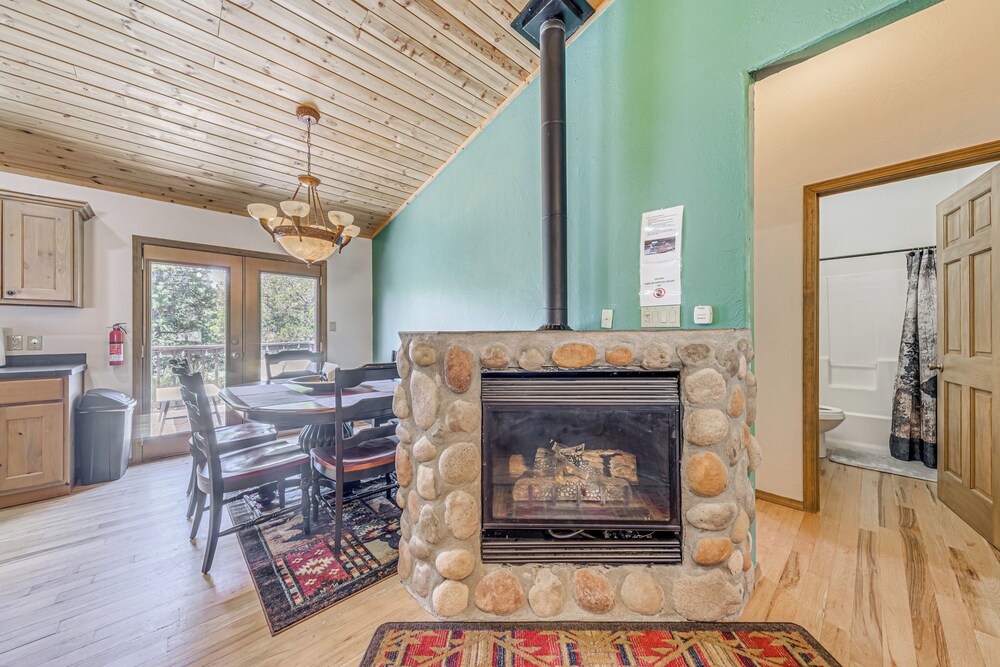 < 2 Mi to Midtown Ruidoso: Forest-view Sanctuary!
