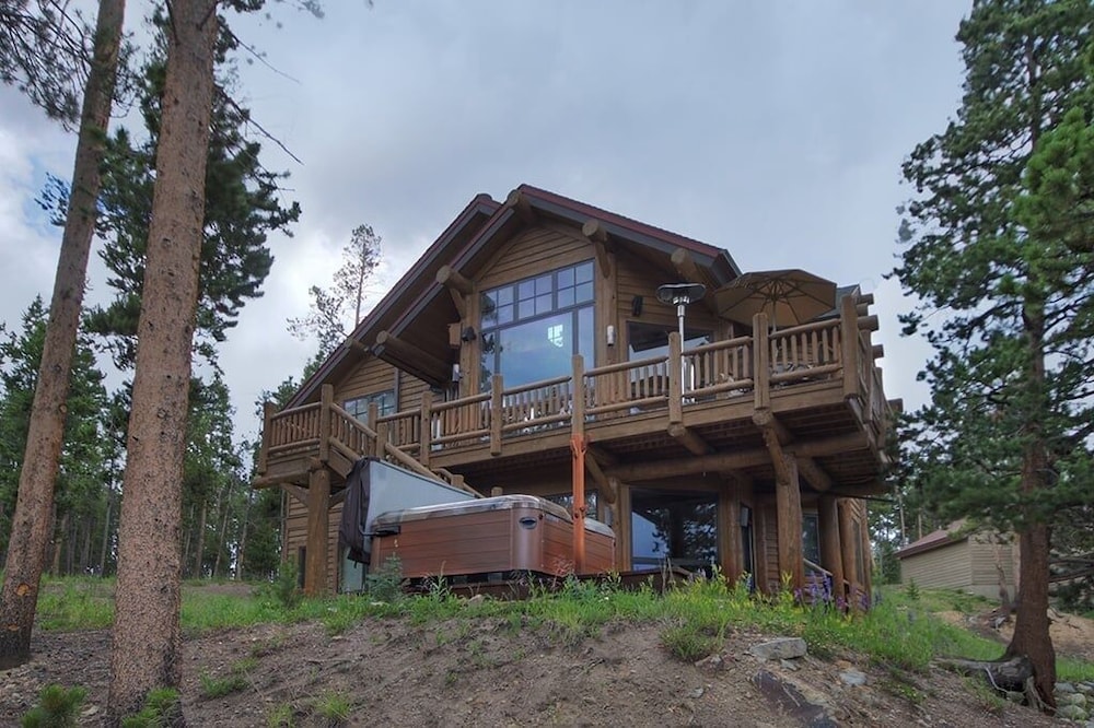 Dunkin Hill Lodge 5 Bedroom Home by RedAwning