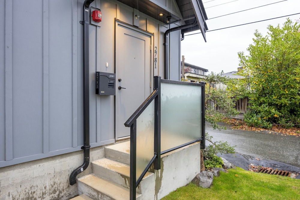 Sunny 1BR Detached Suite
