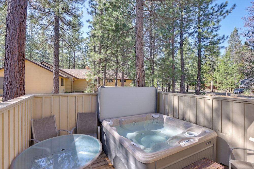 Hot Tub: Family Retreat 22 Mi to Mt Bachelor!