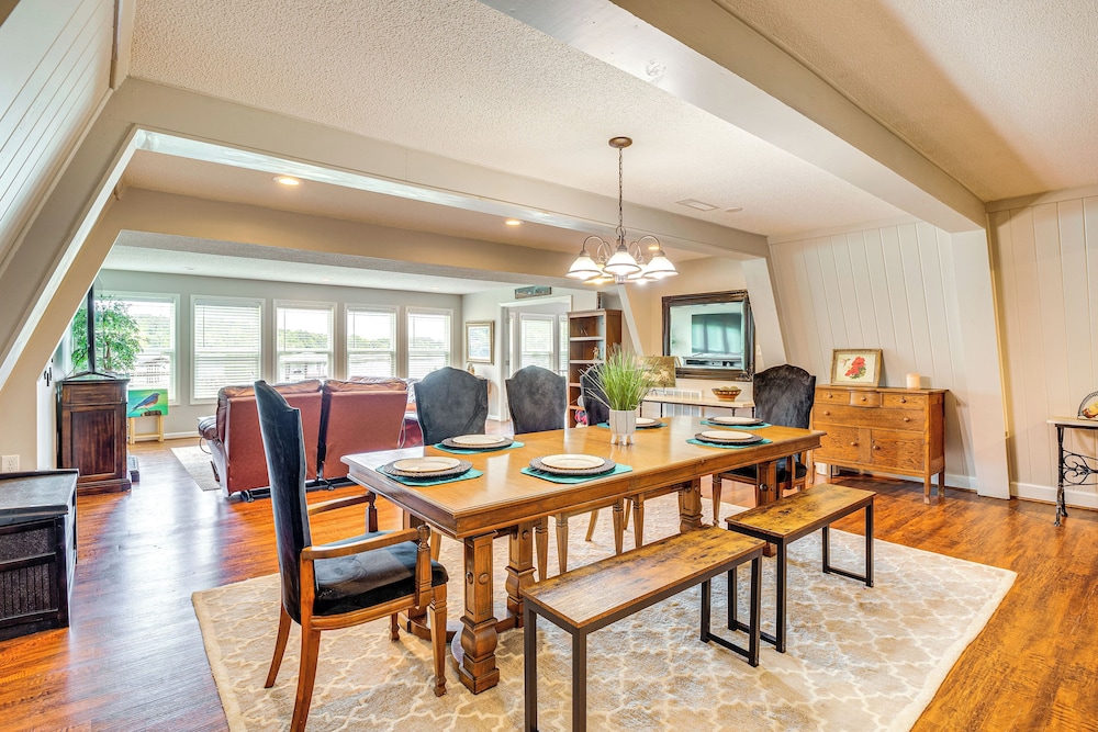 Fire Pit + Bbq: Lake Guntersville Family Home