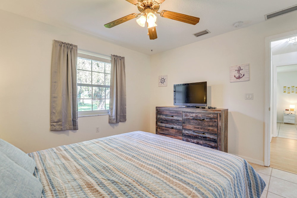 Sunny Sarasota Stay: Screened Pool + Pet Friendly