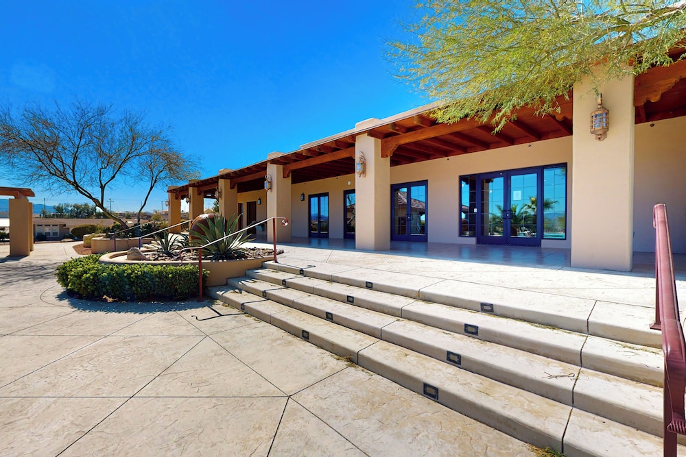 Exclusive 3BR w/ Pool, Hot Tub, W/d, & Clubhouse