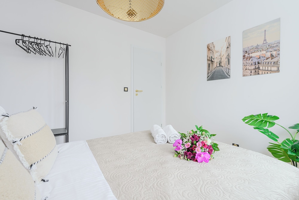 Lumina spacious apartment in Warsaw